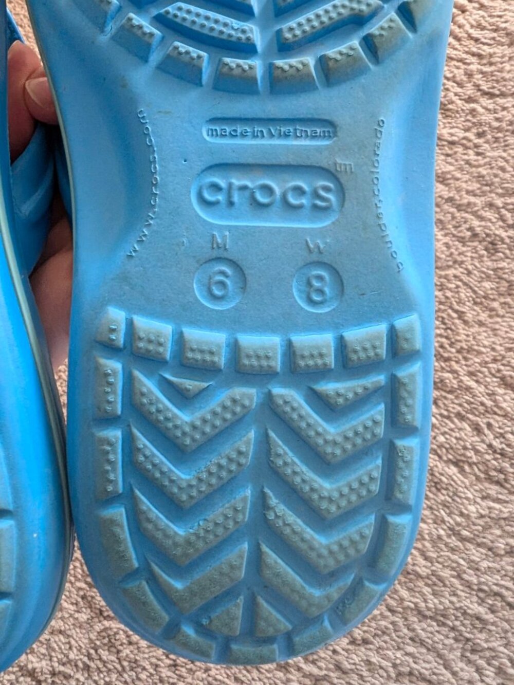Sky blue croc flip flops (Women's 8) - Picture 6 of 6